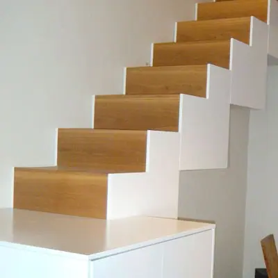 Gerade Treppe mit Holzstufen und weißen Wangen
